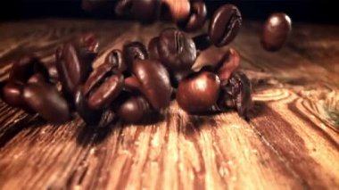 Kahve çekirdekleri düşüyor. Makro atış. 1000 fps 'de yüksek hızlı bir kamerayla çekildi. Yüksek kaliteli FullHD görüntüler