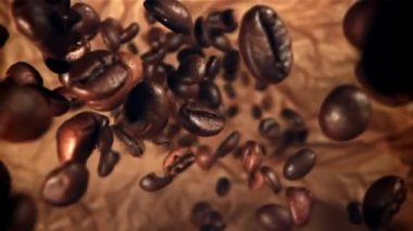Kahve çekirdekleri düşüyor. Makro atış. 1000 fps 'de yüksek hızlı bir kamerayla çekildi. Yüksek kaliteli FullHD görüntüler
