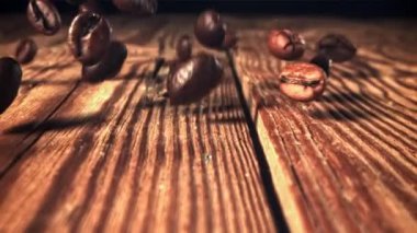 Kahve çekirdekleri düşüyor. Makro atış. 1000 fps 'de yüksek hızlı bir kamerayla çekildi. Yüksek kaliteli FullHD görüntüler