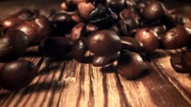 Kahve çekirdekleri düşüyor. Makro atış. 1000 fps 'de yüksek hızlı bir kamerayla çekildi. Yüksek kaliteli FullHD görüntüler