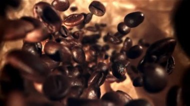 Kahve çekirdekleri düşüyor. Makro atış. 1000 fps 'de yüksek hızlı bir kamerayla çekildi. Yüksek kaliteli FullHD görüntüler