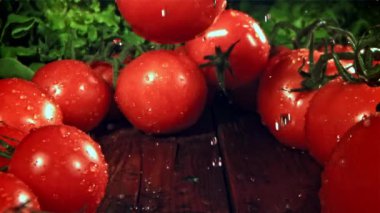 Bir tutam suyla taze domates. 1000 fps 'de yüksek hızlı bir kamerayla çekildi. Yüksek kaliteli FullHD görüntüler