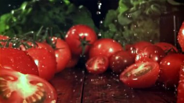 Bir tutam suyla taze domates. 1000 fps 'de yüksek hızlı bir kamerayla çekildi. Yüksek kaliteli FullHD görüntüler
