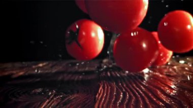 Bir tutam suyla taze domates. 1000 fps 'de yüksek hızlı bir kamerayla çekildi. Yüksek kaliteli FullHD görüntüler