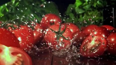 Bir tutam suyla taze domates. 1000 fps 'de yüksek hızlı bir kamerayla çekildi. Yüksek kaliteli FullHD görüntüler