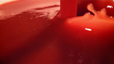 Domates sosu damlatıyor. 1000 fps 'de yüksek hızlı bir kamerayla çekildi. Yüksek kaliteli FullHD görüntüler