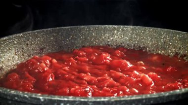 Kızartma tavasında domates sosu. 1000 fps 'de yüksek hızlı bir kamerayla çekildi. Yüksek kaliteli FullHD görüntüler