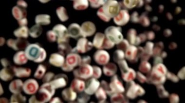 İngiliz harfleri uçar ve düşer. 1000 fps 'de yüksek hızlı bir kamerayla çekildi. Yüksek kaliteli FullHD görüntüler