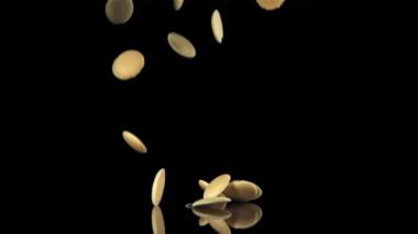 Beyaz çikolata parçaları uçar ve düşer. 1000 fps 'de yüksek hızlı bir kamerayla çekildi. Yüksek kaliteli FullHD görüntüler