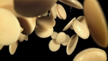 Beyaz çikolata parçaları uçar ve düşer. 1000 fps 'de yüksek hızlı bir kamerayla çekildi. Yüksek kaliteli FullHD görüntüler