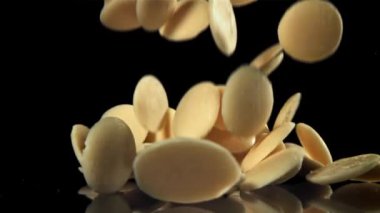 Beyaz çikolata parçaları uçar ve düşer. 1000 fps 'de yüksek hızlı bir kamerayla çekildi. Yüksek kaliteli FullHD görüntüler