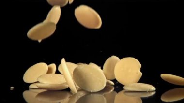 Beyaz çikolata parçaları uçar ve düşer. 1000 fps 'de yüksek hızlı bir kamerayla çekildi. Yüksek kaliteli FullHD görüntüler