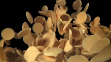 Beyaz çikolata parçaları uçar ve düşer. 1000 fps 'de yüksek hızlı bir kamerayla çekildi. Yüksek kaliteli FullHD görüntüler