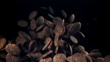 Koyu çikolata parçaları uçar ve düşer. 1000 fps 'de yüksek hızlı bir kamerayla çekildi. Yüksek kaliteli FullHD görüntüler