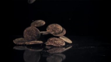 Koyu çikolata parçaları uçar ve düşer. 1000 fps 'de yüksek hızlı bir kamerayla çekildi. Yüksek kaliteli FullHD görüntüler