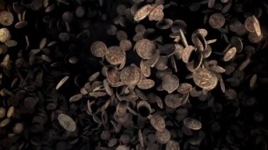 Koyu çikolata parçaları uçar ve düşer. 1000 fps 'de yüksek hızlı bir kamerayla çekildi. Yüksek kaliteli FullHD görüntüler