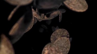 Koyu çikolata parçaları uçar ve düşer. 1000 fps 'de yüksek hızlı bir kamerayla çekildi. Yüksek kaliteli FullHD görüntüler