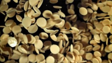 Beyaz çikolata parçaları uçar ve düşer. 1000 fps 'de yüksek hızlı bir kamerayla çekildi. Yüksek kaliteli FullHD görüntüler
