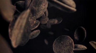 Koyu çikolata parçaları uçar ve düşer. 1000 fps 'de yüksek hızlı bir kamerayla çekildi. Yüksek kaliteli FullHD görüntüler