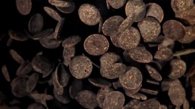 Koyu çikolata parçaları uçar ve düşer. 1000 fps 'de yüksek hızlı bir kamerayla çekildi. Yüksek kaliteli FullHD görüntüler