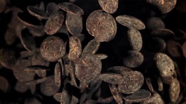 Koyu çikolata parçaları uçar ve düşer. 1000 fps 'de yüksek hızlı bir kamerayla çekildi. Yüksek kaliteli FullHD görüntüler