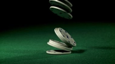 Poker fişleri. 1000 fps 'de yüksek hızlı bir kamerayla çekildi. Yüksek kaliteli FullHD görüntüler