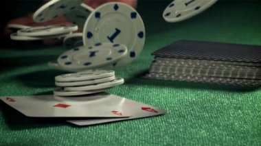 Poker fişleri. 1000 fps 'de yüksek hızlı bir kamerayla çekildi. Yüksek kaliteli FullHD görüntüler