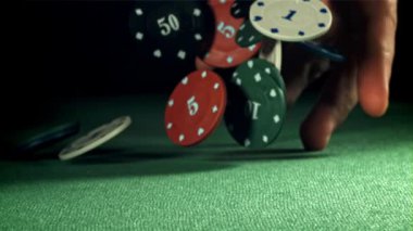 Poker fişleri. 1000 fps 'de yüksek hızlı bir kamerayla çekildi. Yüksek kaliteli FullHD görüntüler