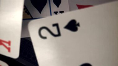 Poker kartları. 1000 fps 'de yüksek hızlı bir kamerayla çekildi. Yüksek kaliteli FullHD görüntüler