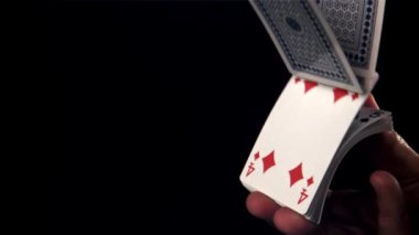 Poker kartları. 1000 fps 'de yüksek hızlı bir kamerayla çekildi. Yüksek kaliteli FullHD görüntüler