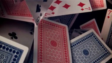 Poker kartları. 1000 fps 'de yüksek hızlı bir kamerayla çekildi. Yüksek kaliteli FullHD görüntüler