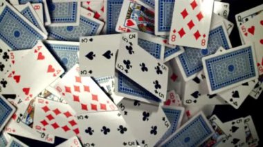 Poker kartları. 1000 fps 'de yüksek hızlı bir kamerayla çekildi. Yüksek kaliteli FullHD görüntüler