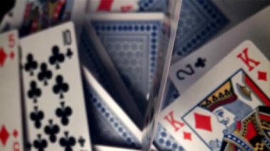 Poker kartları. 1000 fps 'de yüksek hızlı bir kamerayla çekildi. Yüksek kaliteli FullHD görüntüler