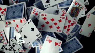 Poker kartları. 1000 fps 'de yüksek hızlı bir kamerayla çekildi. Yüksek kaliteli FullHD görüntüler