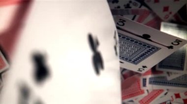 Poker kartları. 1000 fps 'de yüksek hızlı bir kamerayla çekildi. Yüksek kaliteli FullHD görüntüler