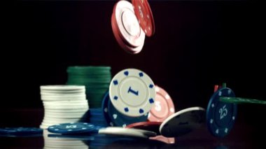 Poker kartları. 1000 fps 'de yüksek hızlı bir kamerayla çekildi. Yüksek kaliteli FullHD görüntüler