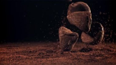 Çikolatalı trüf. 1000 fps 'de yüksek hızlı bir kamerayla çekildi. Yüksek kaliteli FullHD görüntüler