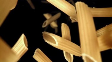 Makarna yere düşüyor. 1000 fps 'de yüksek hızlı bir kamerayla çekildi. Yüksek kaliteli FullHD görüntüler