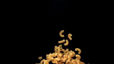 Kuru makarna yukarı uçar ve düşer. 1000 fps 'de yüksek hızlı bir kamerayla çekildi. Yüksek kaliteli FullHD görüntüler