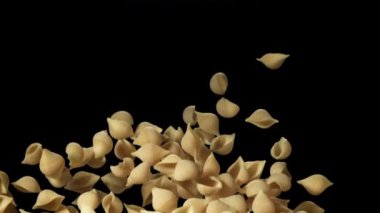Kuru makarna yukarı uçar ve düşer. 1000 fps 'de yüksek hızlı bir kamerayla çekildi. Yüksek kaliteli FullHD görüntüler