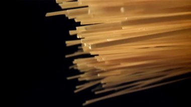 Makarna yere düşer. 1000 fps 'de yüksek hızlı bir kamerayla çekildi. Yüksek kaliteli FullHD görüntüler