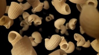 Kuru makarna aşağı uçar. 1000 fps 'de yüksek hızlı bir kamerayla çekildi. Yüksek kaliteli FullHD görüntüler