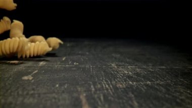 Kuru makarna masaya düşer. 1000 fps 'de yüksek hızlı bir kamerayla çekildi. Yüksek kaliteli FullHD görüntüler