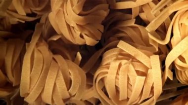 Tagliatelle makarnası uçuyor. 1000 fps 'de yüksek hızlı bir kamerayla çekildi. Yüksek kaliteli FullHD görüntüler