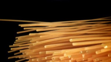 Spagetti makarnası uçar ve düşer. 1000 fps 'de yüksek hızlı bir kamerayla çekildi. Yüksek kaliteli FullHD görüntüler