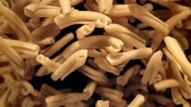 Makarna Casarecce yukarı uçar ve düşer. 1000 fps 'de yüksek hızlı bir kamerayla çekildi. Yüksek kaliteli FullHD görüntüler