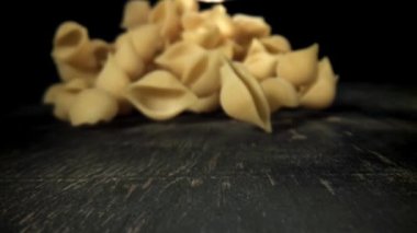 Kuru makarna masaya düşer. 1000 fps 'de yüksek hızlı bir kamerayla çekildi. Yüksek kaliteli FullHD görüntüler
