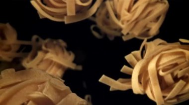 Tagliatelle makarnası düşer. 1000 fps 'de yüksek hızlı bir kamerayla çekildi. Yüksek kaliteli FullHD görüntüler