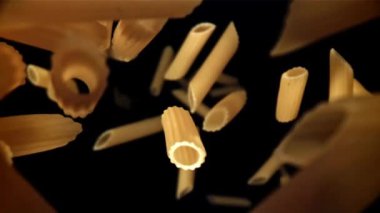 Makarna yere düşüyor. 1000 fps 'de yüksek hızlı bir kamerayla çekildi. Yüksek kaliteli FullHD görüntüler
