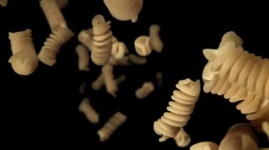 Fusili makarnası düşer. 1000 fps 'de yüksek hızlı bir kamerayla çekildi. Yüksek kaliteli FullHD görüntüler